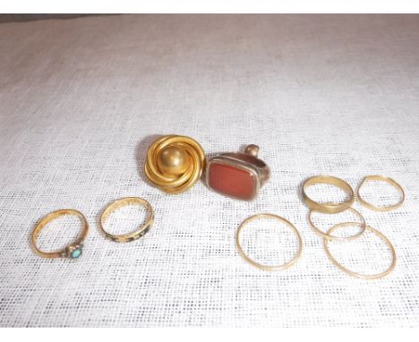 AN 18CT GOLD MOURNING RING, inscribed 'In Memory Of' and a collection of other gold rings, a seal and a gold coloured brooch