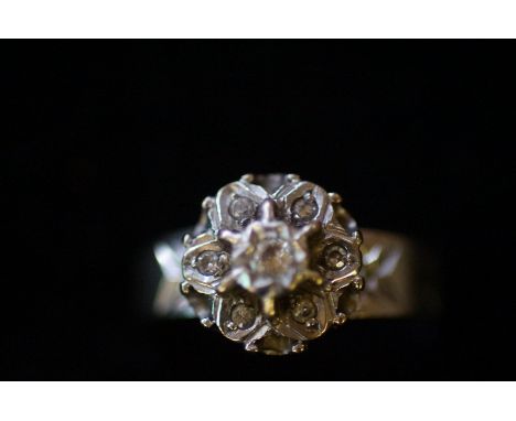 9ct White Gold Cluster Stone with 7 Diamonds - Size K