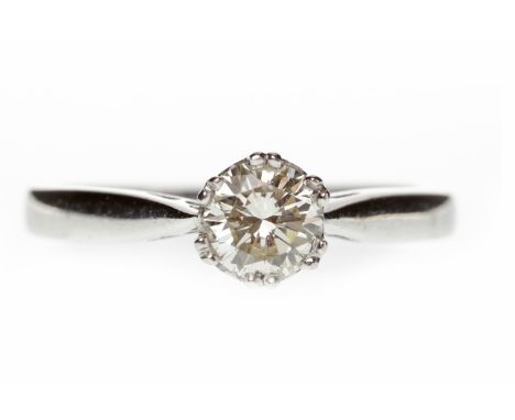 DIAMOND SOLITAIRE RINGset with a round brilliant cut diamond of approximately 0.45 carats, in eighteen carat gold, size K-L, 