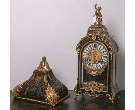 Boulle-Uhr (Frankreich, 18. Jh.), 3-seitig verglastes Holzgehäuse, Schildpatt u. Messing, Metalleinlagen (teils locker, teils