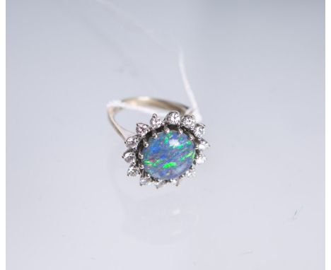 Damenring 585 WG, besetzt m. 1 runder Opal-Scheibe u. 14 Brillanten von zus. ca. 0.70 ct/vvs1/D-E, gestempelt: Feingehalt, Ri