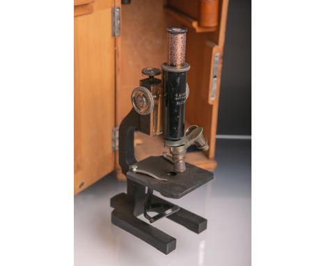 Mikroskop von "R. Winkel" (Göttingen), Nr. 10538, m. 6 Linsen, im orig. Holzkasten. Gehäuse teils oxidiert, Funktion nicht ge