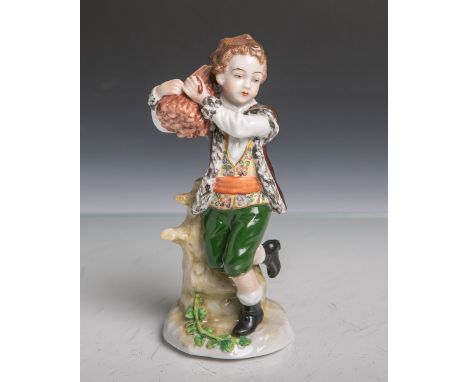 Kl. Figurine (Sitzendorf, blaue Kronenmarke, wohl 19./20. Jh.), us. bez. "Winter 595/10", polychrom bemalt, teils m. Goldstaf