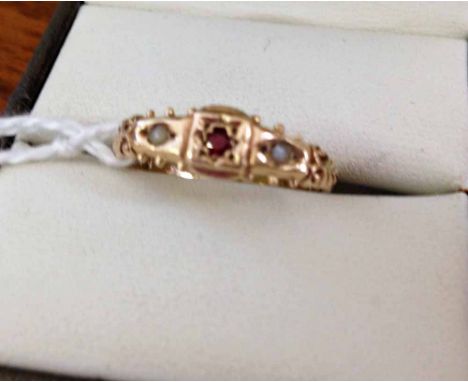 Antique 9ct gold ring with central garnet and 2 seed pearls. Size O.