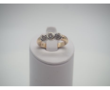 A 9ct yellow gold 3 stone dress ring, cz stone set ring, 4.0g in weight approx, size M