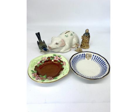A mixed lot of ornaments, Bellek China pig, Mailings, Wade + Hummel 