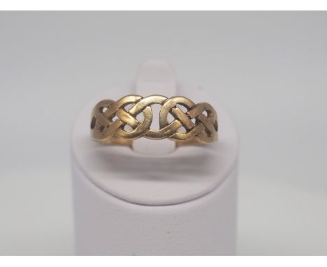A 9ct yellow gold celtic bandsize U2.4g approx weight