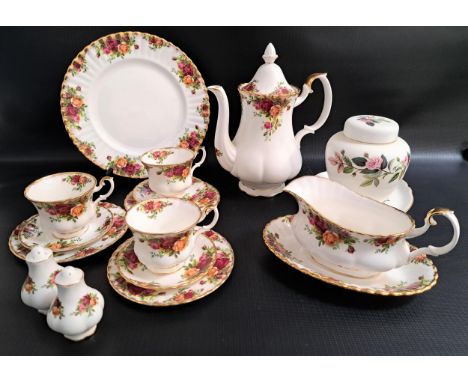 ROYAL ALBERT OLD COUNTRY ROSES DINNER SERVICEcomprising seven dinner plates, five dessert bowls, seven side plates, sauce boa