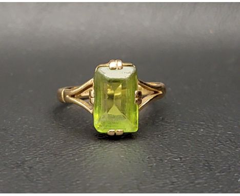 PERIDOT SINGLE STONE RINGthe step cut peridot on eighteen carat gold shank with split shoulders, ring size R and approximatel