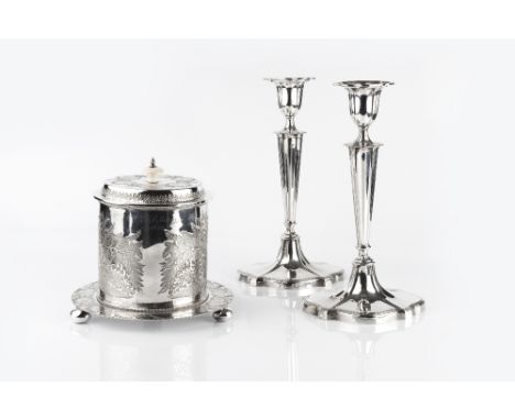 A PAIR OF EDWARDIAN SILVER PLATED CANDLESTICKS, of shaped oval outline, with reeded borders, 29cm high; and a silver plated b