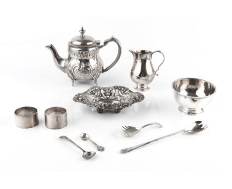 A COLLECTION OF SILVER TO INCLUDE: a sugar basin by John Henry Odell, London 1971, a cream jug, two napkin rings, a pierce de