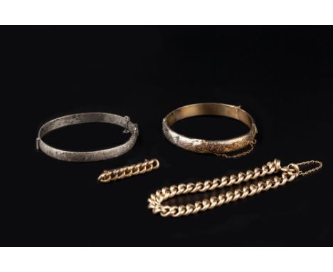 A COLLECTION OF JEWELLERY, comprising a curb-link bracelet, stamped '9 .375', a 15ct gold engraved bangle, of hinged oval for