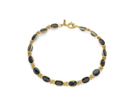 18k yellow gold bracelet set with 16 sapphires weighting approximately 2.20 ct. Hallmark: ‘750’L. 17 cm gross weight: 4.10 gr