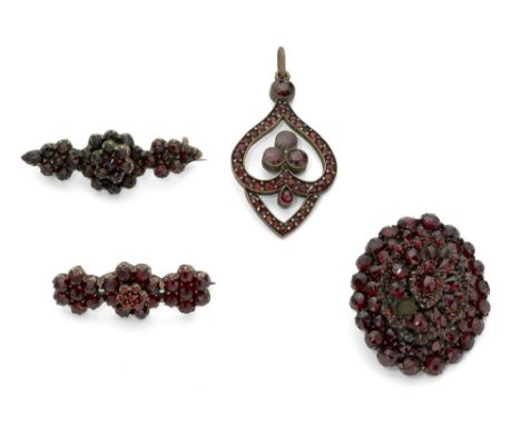 Set of 3 vintage garnet brooches featuring flower motifs and one garnet pendant L. approximately 3 - 3.5 cm (each) gross weig