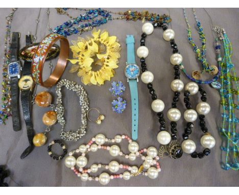 Small bag of costume jewellery with a small sterling shanked silver ring and a black lacquered Russian Brooch with hand paint