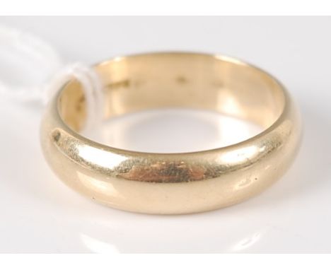 An 18ct gold wedding band, 8g, size R/S