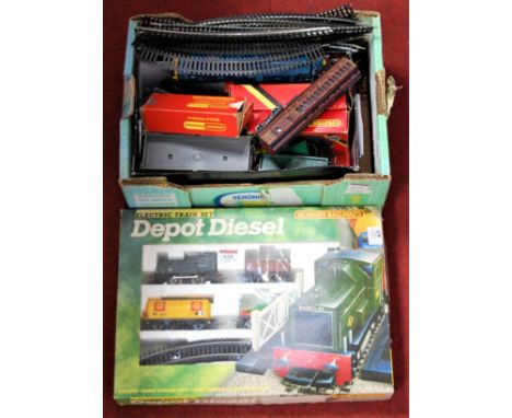 Mixed Hornby Railways items, R700 Depot Diesel train, set containing 0-4-0 diesel locomotive, 3 trucks etc (G-BF), R150 L &am