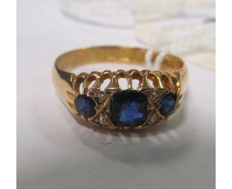 An 18ct gold sapphire and diamond chip ring 2.7g size L