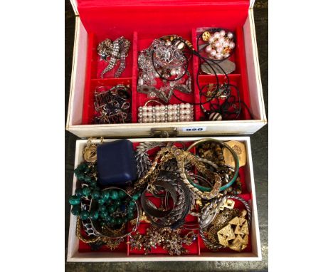 A VINTAGE JEWELLERY BOX AND CONTENTS TO INCLUDE A SHERMAN SIGNED BROOCH AND EARRING SET, LADYGOLD COSTUME EARRINGS, BRUTALIST