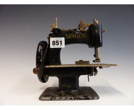 A VINTAGE SINGER MINIATURE SEWING MACHINE WITH ALLOY BODY.