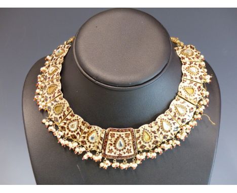 A GOOD QUALITY VINTAGE INDIAN CHOKER NECKLACE OF GRADUATED SILVER GILT AND ENAMEL PANELS EACH WITH PEARL STRUNG DROPPERS AND 