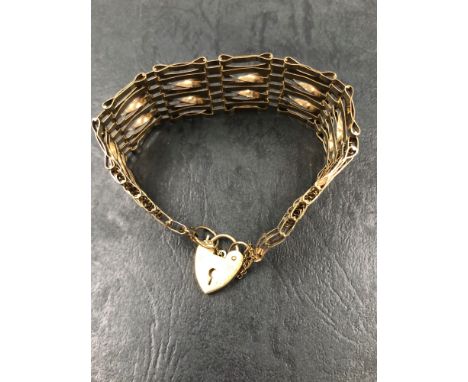 A VINTAGE 9ct HALLMARKED GOLD SEVEN BAR GATE BRACELET, COMPLETE WITH SAFETY CHAIN AND PADLOCK. DATED 1978 LONDON. WEIGHT 13.2