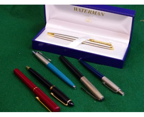 A WATERMANS ROLLER BALL PEN IN ORIGINAL PRESENTATION BOX TOGETHER WITH TWO PARKER EXAMPLES, A FOUNTAIN PEN BY PLATIGNUM ANOTH