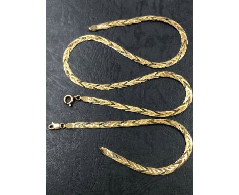 A VINTAGE 9ct HALLMARKED GOLD TRI COLOUR FLAT HERRINGBONE STYLE BRACELET AND NECKLACE SET. DATED 1987, WITH IMPORT MARK FOR S