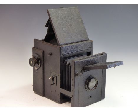 A VINTAGE EARLY 20TH CENTURY THORNTON PICKARD 1/4 PLATE CAMERA IN ORIGINAL CANVAS CASE WITH PLATE HOLDERS.