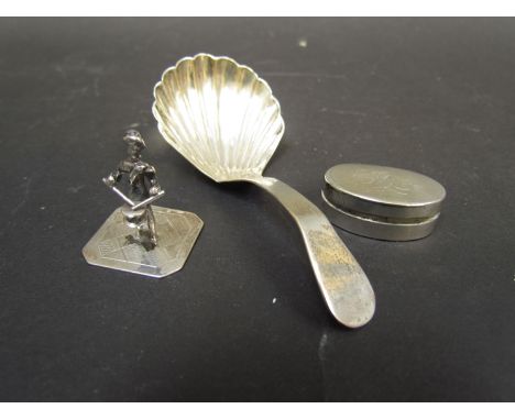 A silver scallop form tea caddy spoon, vinaigrette and "Drummer Boy" marker, 30g (3)