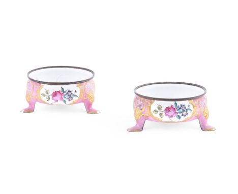 A COLLECTION OF ENAMEL WARE, TO INCLUDE; A PAIR OF ENGLISH ENAMEL OPEN CIRCULAR SALTS IN THE BILSTON MANNER, 18TH CENTURY Whi