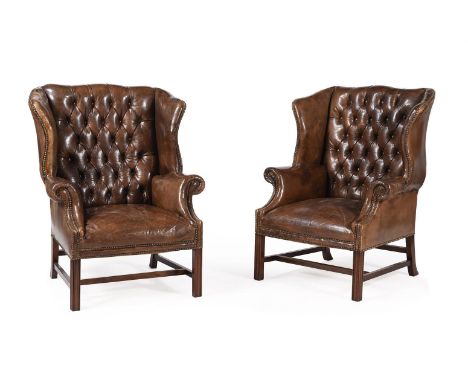 A PAIR OF MAHOGANY AND BUTTONED LEATHER UPHOLSTERED WING ARMCHAIRS IN GEORGE III STYLE, FIRST HALF 20TH CENTURYeach 111cm hig