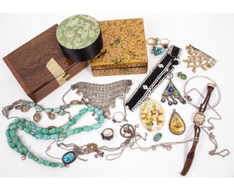 A COLLECTION OF COSTUME JEWELLERY to include turquoise bead necklace with yellow metal clasp, a Middle Eastern style four pan