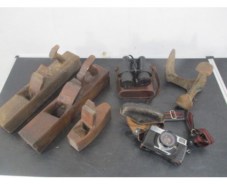 A collection of three vintage wooden planers, along with a pair of binoculars, Canon "Canonet" camera and Titan shoe last.