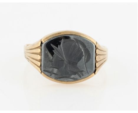 A hallmarked 9ct yellow gold hematite intaglio ring, set with a barrel shaped piece of hematite featuring a soldiers intaglio