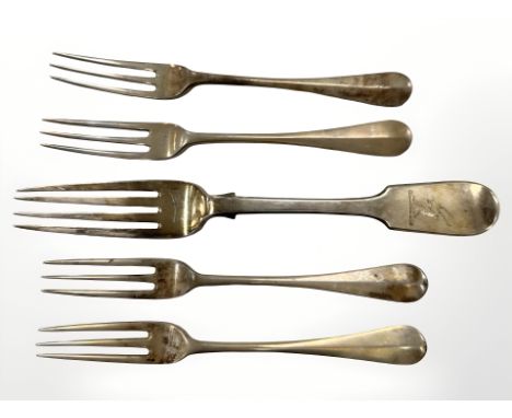 Four Victorian silver cake forks, together with an Irish silver table fork, Dublin, 1870. CONDITION REPORT: 268.4g.