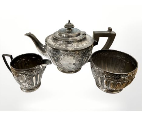 A three piece silver bachelor's tea service, Sheffield 1910. CONDITION REPORT: 476.7g.