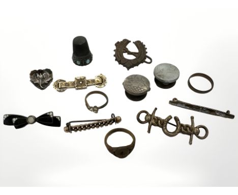 A small group of antique jewellery to include 15ct gold bar brooch, 9ct gold bar brooch, further antique brooches including a