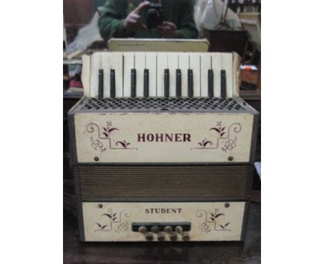 HOHNER STUDENT VINTAGE PIANO ACCORDION 