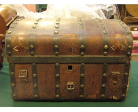 VINTAGE DOMED TOPPED TRAVEL TRUNK WITH FITTED INTERIOR (AT FAULT) 