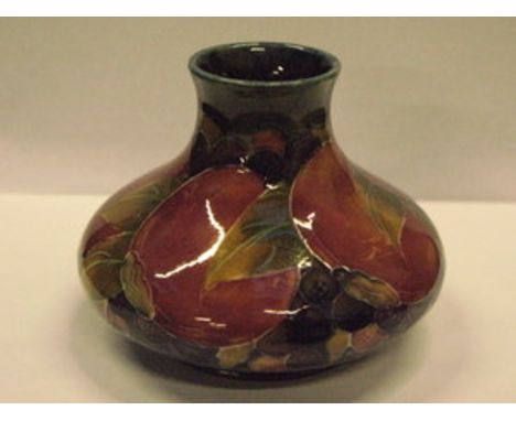 SMALL MOORCROFT TUBE LINED CERAMIC VASE, APPROXIMATELY 9cm HIGH