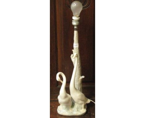 LLADRO GLAZED CERAMIC TABLE LAMP FEATURING TWO SWANS, APPROXIMATELY 52cm HIGH 