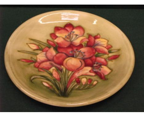 MOORCROFT HANDPAINTED TUBE LINED FLORAL DECORATED CIRCULAR CERAMIC PLATE, DIAMETER APPROXIMATELY 26.5cm