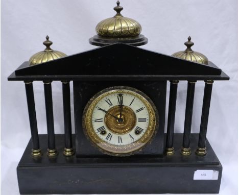 Ornate marble and brass chiming clock with pendulum, working at lotting, H: 36 cm. Not available for in-house P&amp;P 