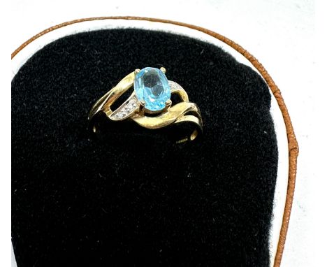 9ct gold topaz single stone ring with diamond set shoulders  (2g) 