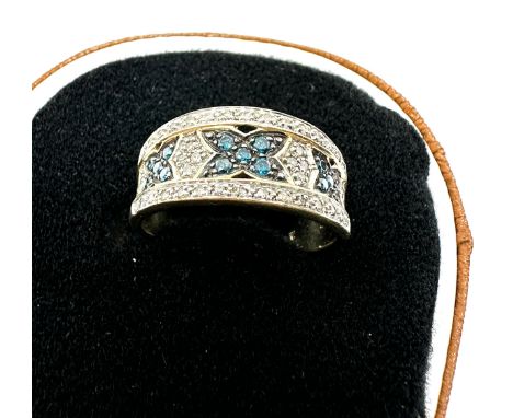 14ct gold white diamond  blue diamond set band ring (4.4g) 