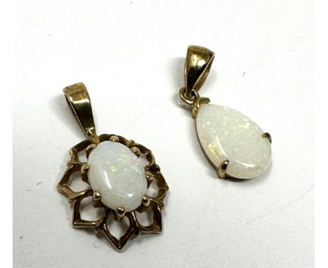 2 x 9ct gold opal pendants (1.1g) 
