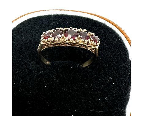 9ct gold garnet five stone ring (2.8g) 