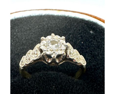 18ct gold diamond single stone ring with diamond set shoulders (3.7g) 