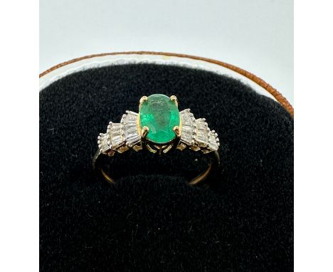 9ct gold emerald &amp; diamond ring  (1.6g) 